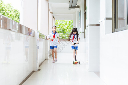 儿童玩车小学课间女生们玩滑轮车背景