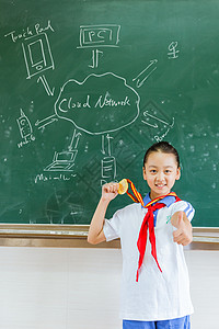 小学教室开心女生拿着奖牌高清图片
