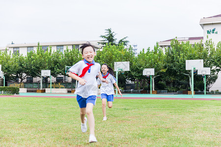 操场草地两姐妹在奔跑可爱高清图片素材