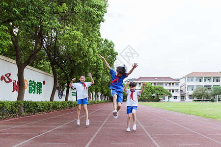 小学生们课间操场玩乐奔跑活泼高清图片素材