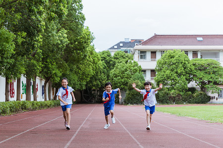 奔跑女素材小学生们课间操场玩乐奔跑背景