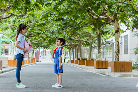 敬礼男兵教师节献花学生给老师敬礼背景