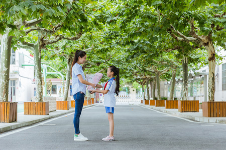 感恩师恩难忘教师节学生给老师献花背景