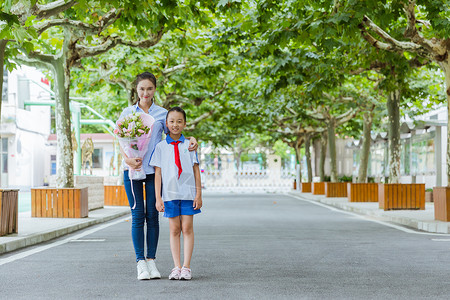 小大人一枚教师节学生给老师献花背景