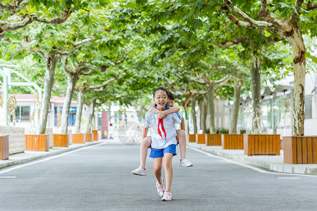 小学女生背起姐妹奔跑图片