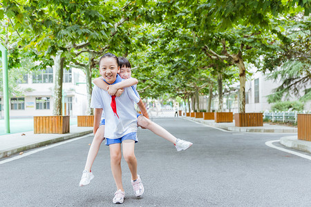 小学女生背起姐妹奔跑图片