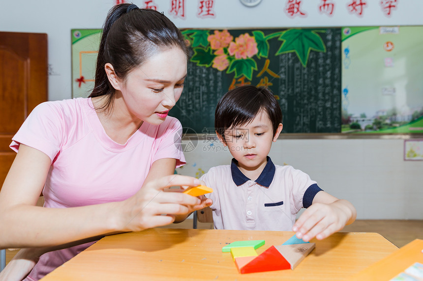 教师节课堂教师教学生搭积木图片