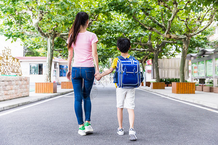 师恩难忘背景图校园亲子妈妈牵着儿子上学背景