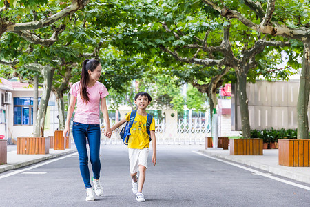 牵着妈妈的孩子校园亲子妈妈牵着儿子上学背景