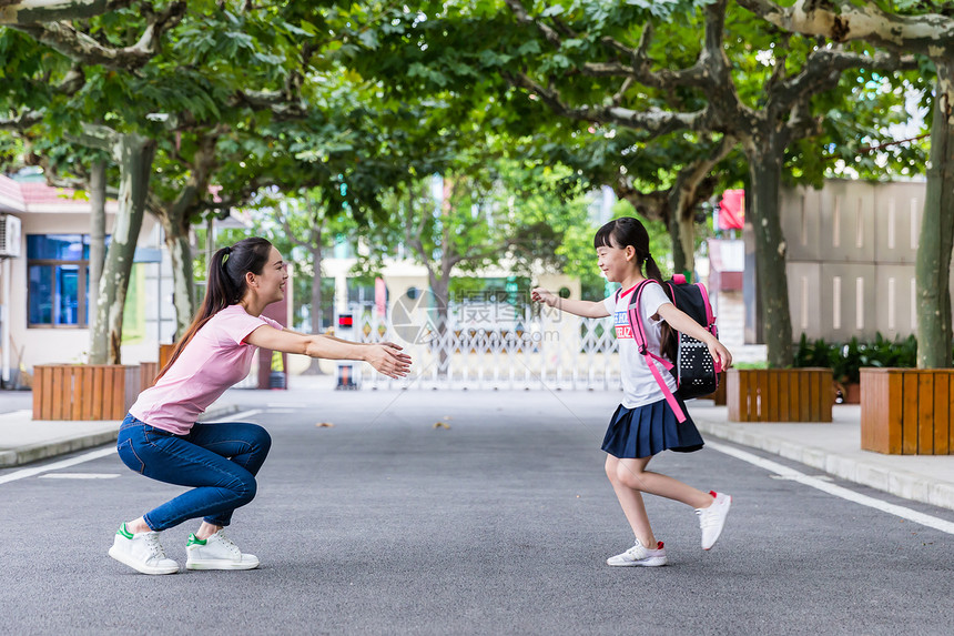 教师节女生奔向老师怀抱图片