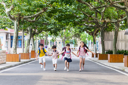 小姐妹上学阳光下孩子们牵手快乐的奔跑背景