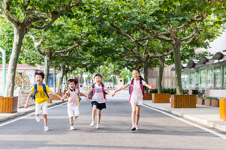 开心的小孩子们阳光下孩子们牵手快乐的奔跑背景