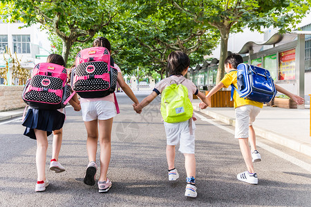 孩子们牵手快乐奔跑的背影上学高清图片素材