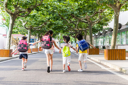 服装秀女孩孩子们牵手快乐奔跑的背影背景