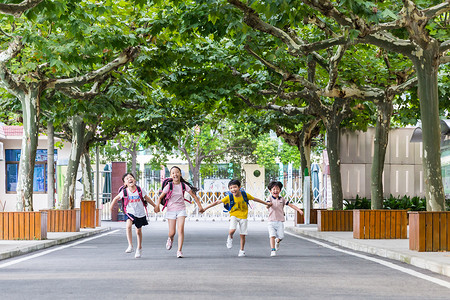 开心的小孩子们阳光下孩子们牵手快乐的奔跑背景