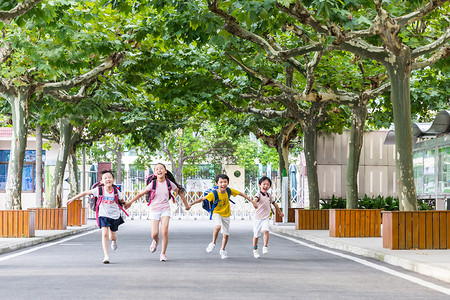 小姐妹上学阳光下孩子们牵手快乐的奔跑背景