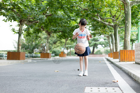 卡通女生打篮球校园林荫道上打篮球的小学生女生背景