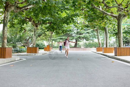 放学跑向父母跑向校门的小学生背景图片