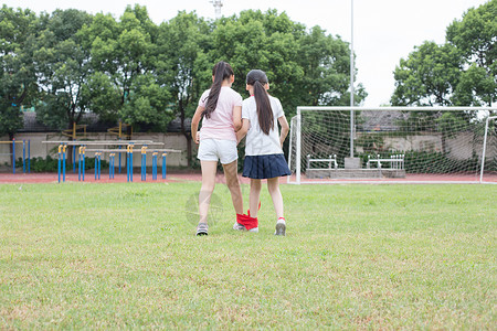 二人三足小学生在操场草坪运动玩游戏背景