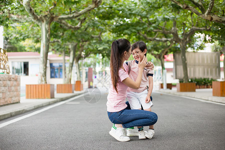 接露水孩子放学后的孩子跑向妈妈的怀抱背景