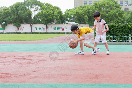 篮球场上一起打球的小学生背景图片