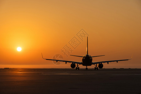 民航飞机素材迎着阳光起航的飞机背景