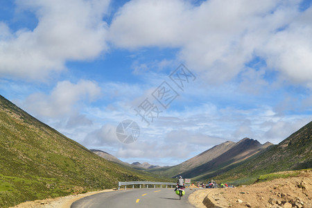 最美川藏线上的公路图片