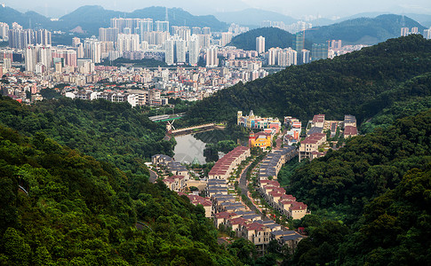 城市里的楼峡谷里彩色别墅群背景