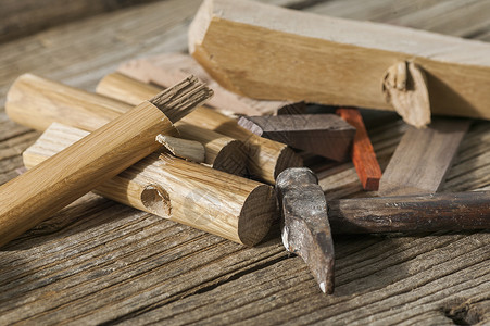 铁榔头木匠工具和木料背景