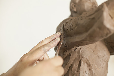 雕塑制作匠人正在制作雕塑背景