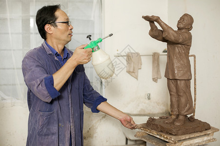 小师傅匠人在制作雕塑背景