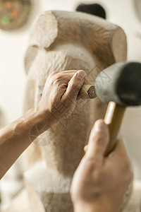 匠人雕刻刀木匠师傅在雕刻木料背景
