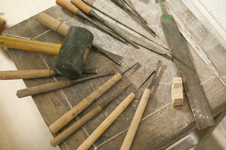 匠人雕刻刀木匠师傅的雕刻工具背景