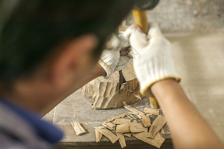 木匠在雕刻木材照片