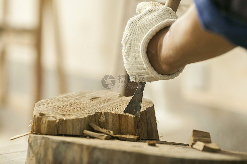 木匠在雕刻木材