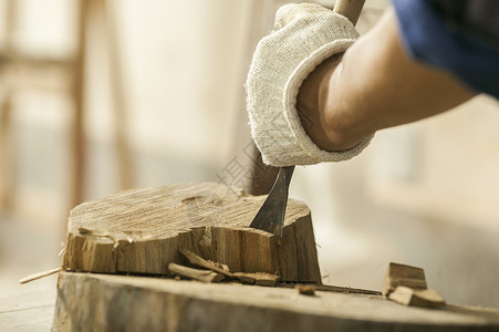 木材雕刻工具木匠在雕刻木材背景
