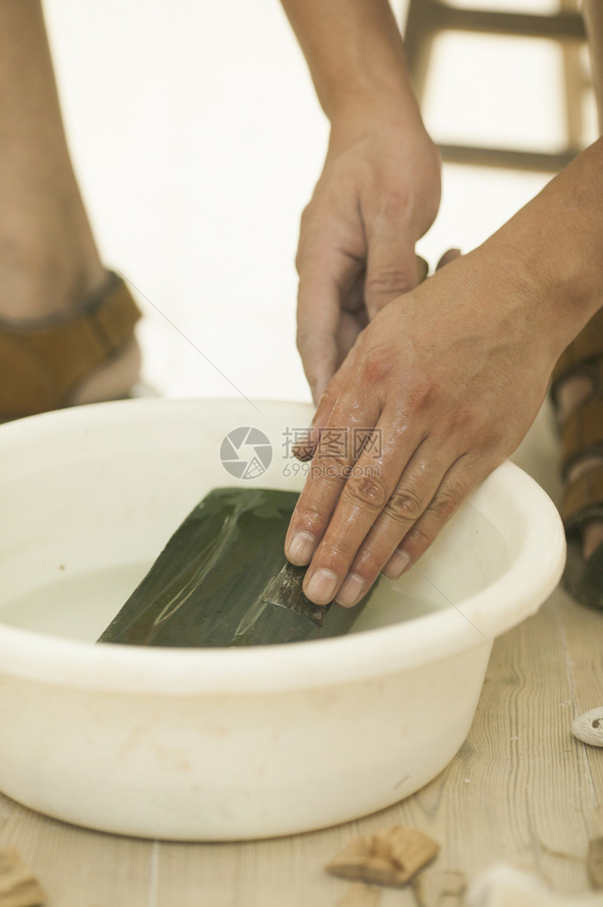 木匠师傅在磨刀图片