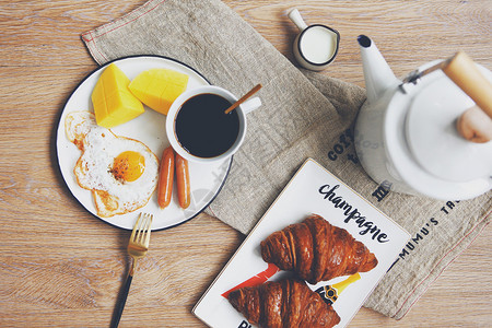 面包煎蛋早餐桌面上丰富的早餐背景