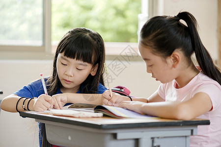 两个女生做作业听课高清图片素材