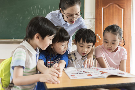 老师给学生们讲解背景图片