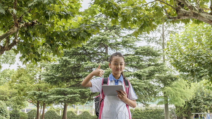 女孩使用平板远程学习图片