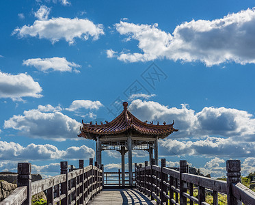 蓝天白云和亭子背景图片