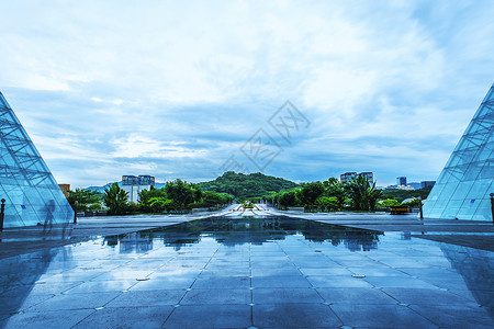 城市建筑倒影山脉云朵天际线高清图片