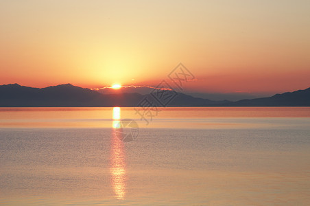 诚晨光新疆赛里木湖日出湖面倒影背景