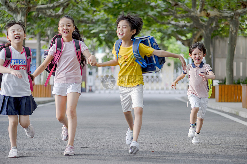 学生们放学图片