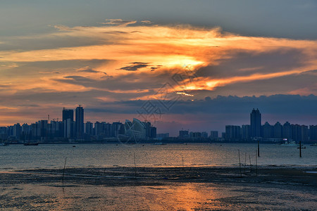 城市海边晚霞图片