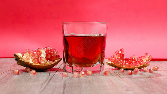 浪漫水果素材红色背景下的石榴果汁背景