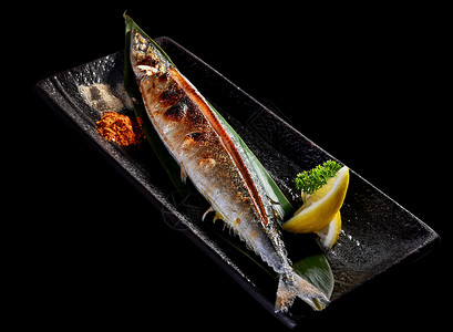 日式烤秋刀鱼柠檬高清图片素材