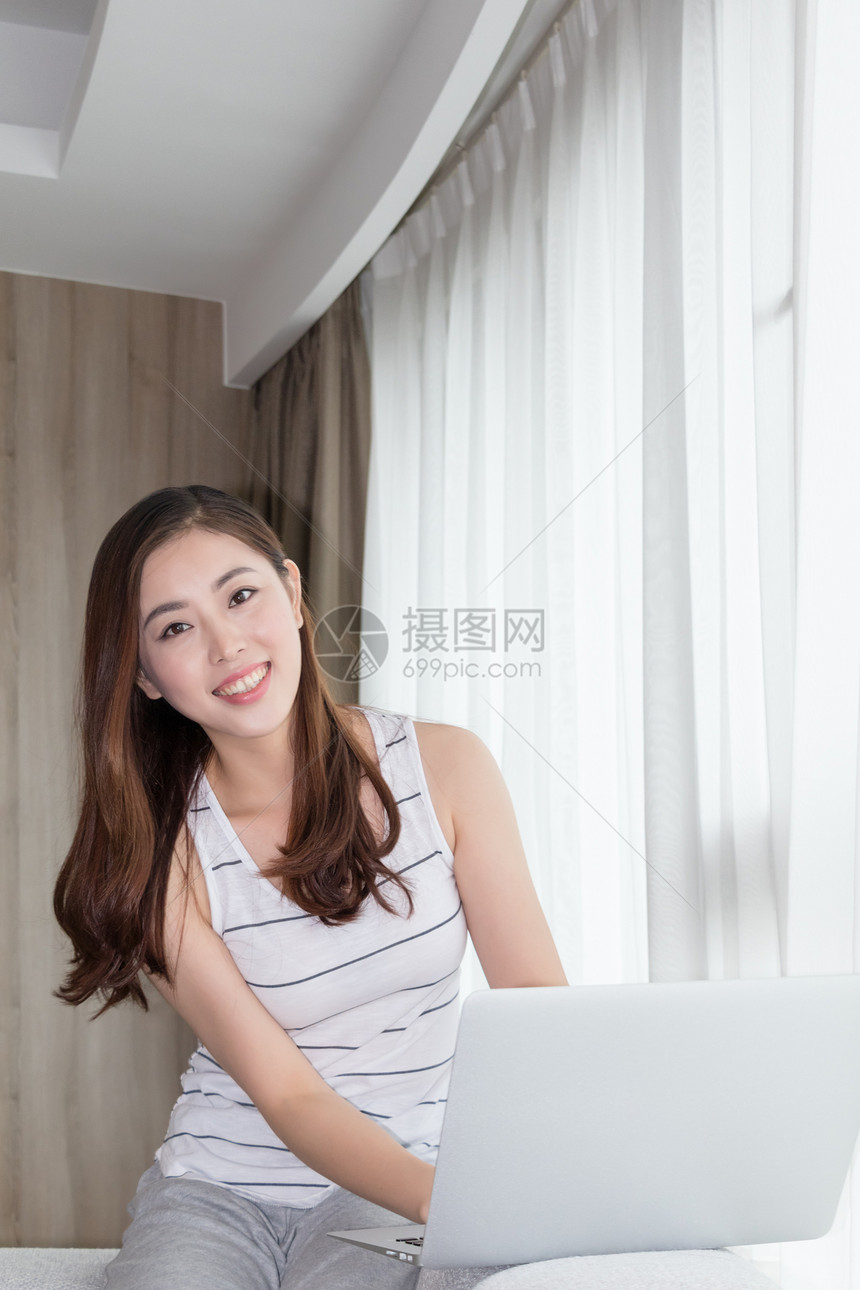 年轻女子在家休闲使用电脑图片