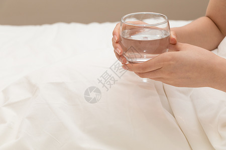 放睡早起起床拿着水杯喝水特写背景